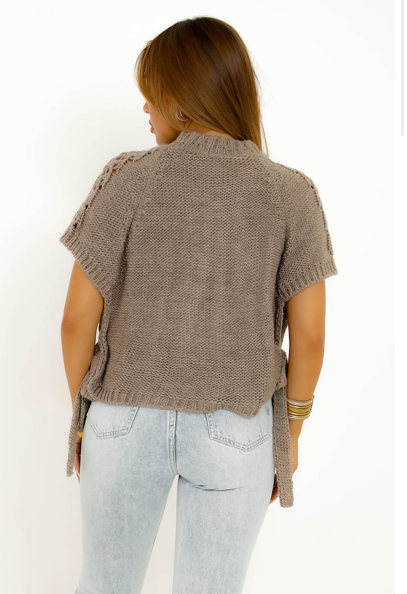 DETAIL KNITTED TOP TAUPE